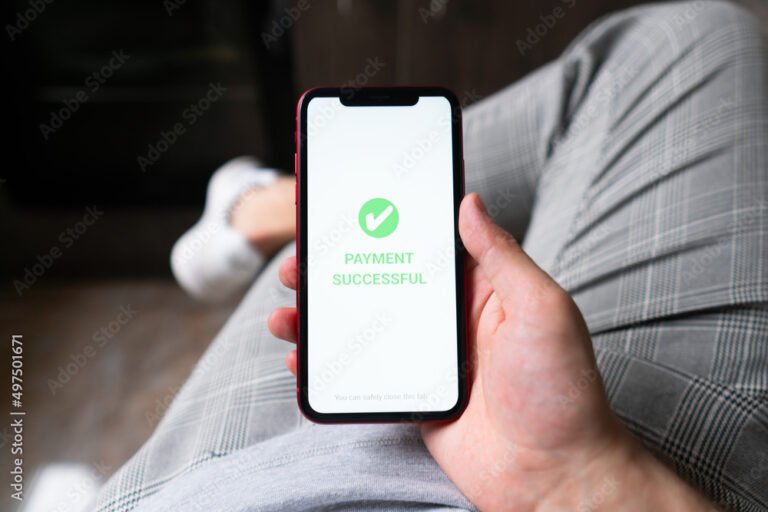 Come Posso Pagare una Cartella Esattoriale Senza Ricevere il Bollettino 46 una mano che tiene un telefono con app di pagamento
