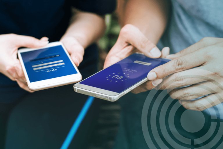 Come si richiede una visura ACI utilizzando lo SPID 34 una mano che tiene un telefono con spid