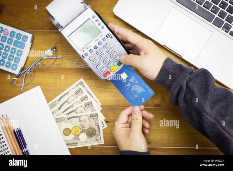 una mano che tiene una nota di credito