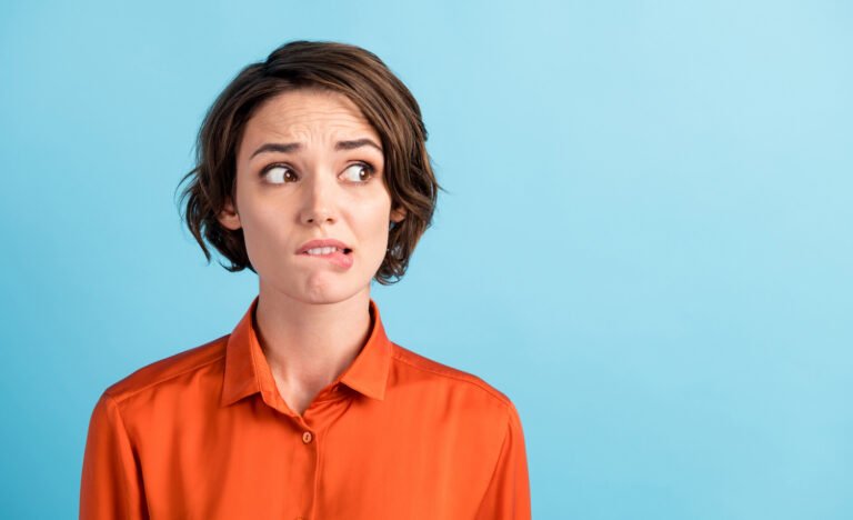 una persona ansiosa che guarda un conto