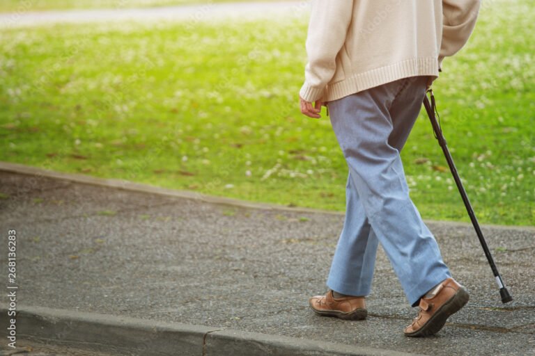 Come funziona l'anticipo pensione per invalidità e a chi spetta 40 una persona anziana con un walking stick