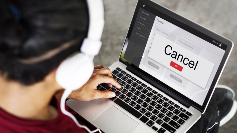 una persona che annulla un abbonamento online
