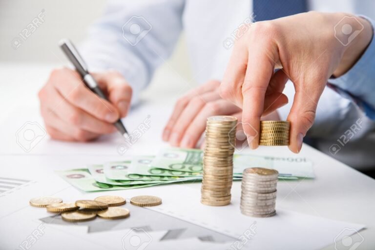 una persona che conta monete o banconote