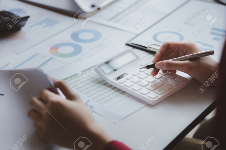 Cosa fare se ricevi un'intimazione di pagamento pagata in ritardo 32 una persona che esamina documenti finanziari