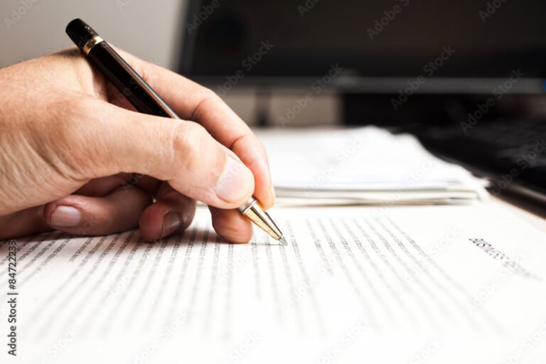 una persona che scrive su un documento