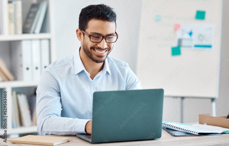 una persona che scrive su un laptop