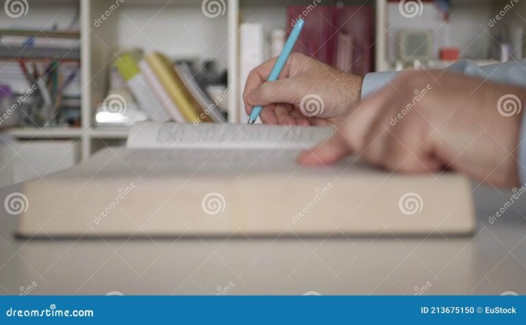 Come ottenere il patentino F-gas senza avere partita IVA 4 una persona che studia con un libro tecnico