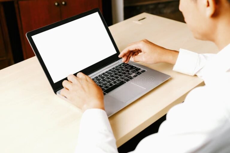 una persona che utilizza un computer 3