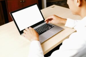 una persona che utilizza un computer 5