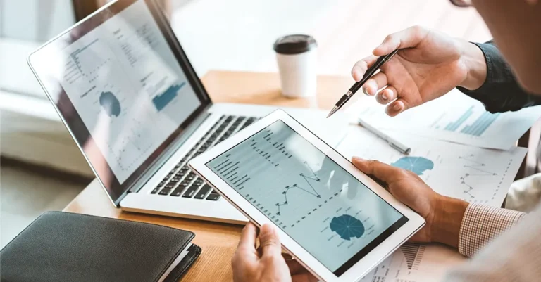 una persona che valuta un business plan