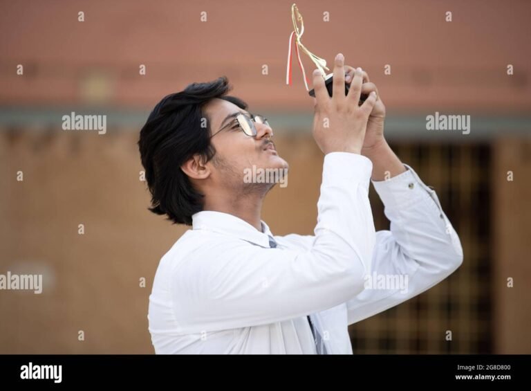 Come Posso Aumentare le Mie Chance di Vincere Concorsi a Premi 12 una persona felice con un premio in mano