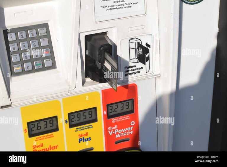 una pompa di benzina con carta di credito