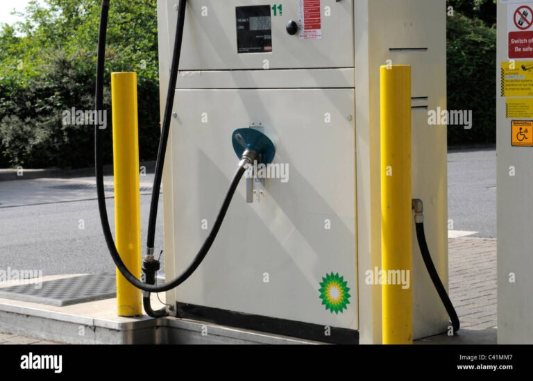 una pompa di gas gpl in stazione di servizio