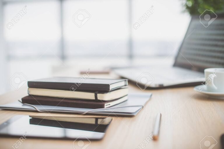 una scrivania con documenti e penna