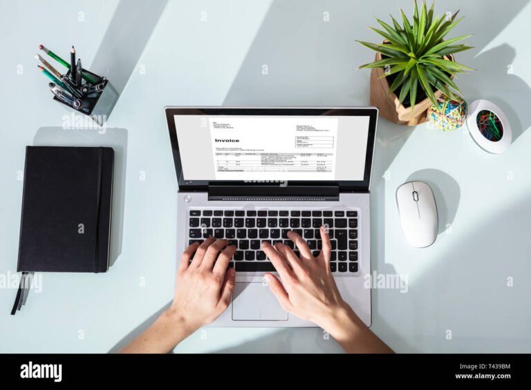 una scrivania con un laptop e fatture