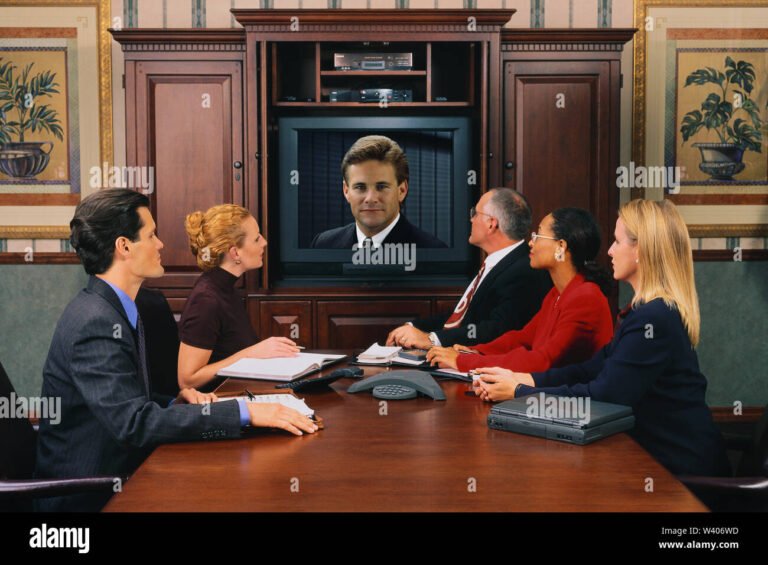 unaula di tribunale con persone in ascolto