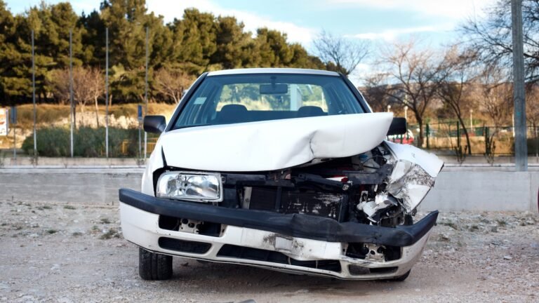 unauto danneggiata su una strada