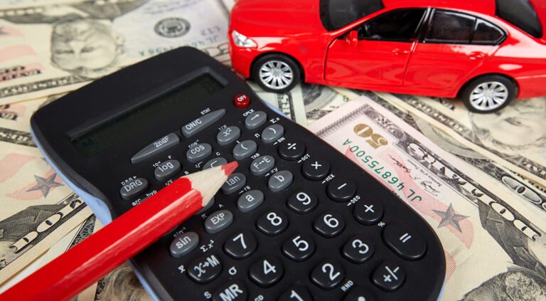 Come funziona la simulazione di finanziamento auto con maxi rata 60 unauto elegante con un calcolatore finanziario