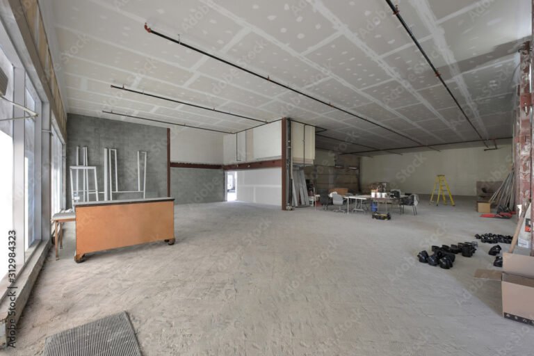 unimmagine di unarea commerciale vuota