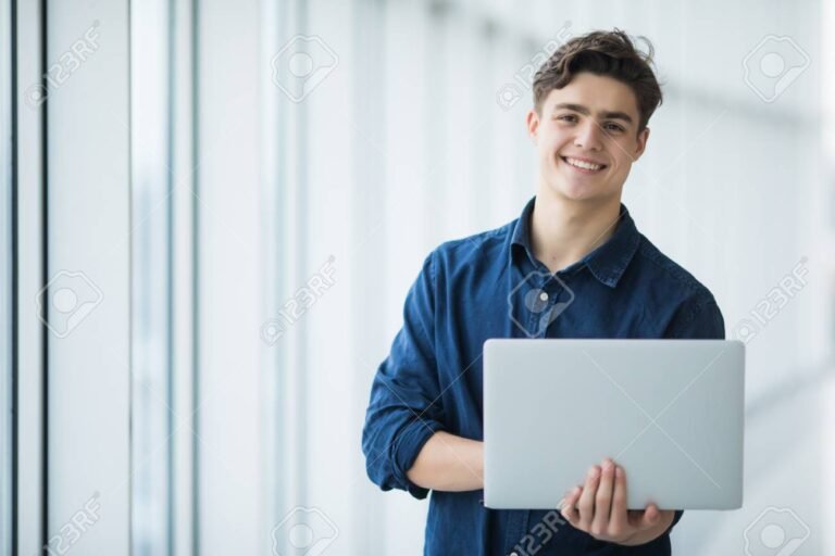 Come si utilizzano Fatture e Corrispettivi con SPID 11 uomo che utilizza un computer portatile