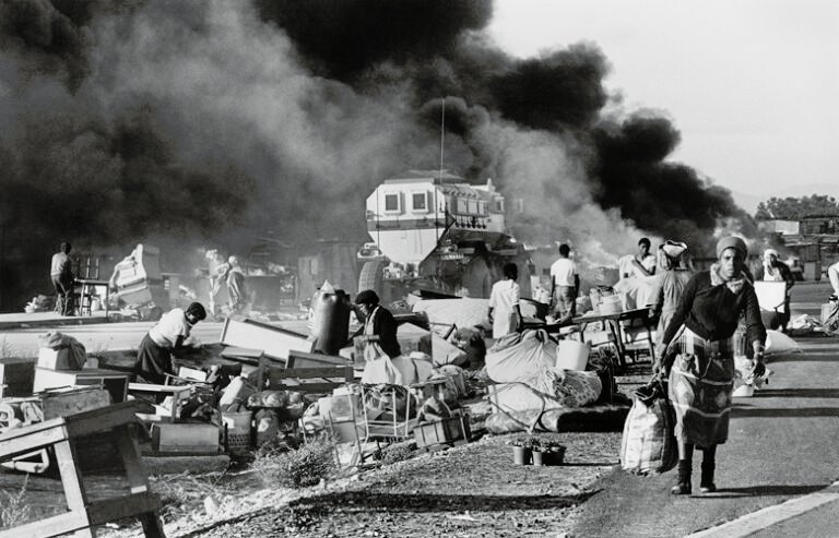 vigilantes su un edificio in fiamme