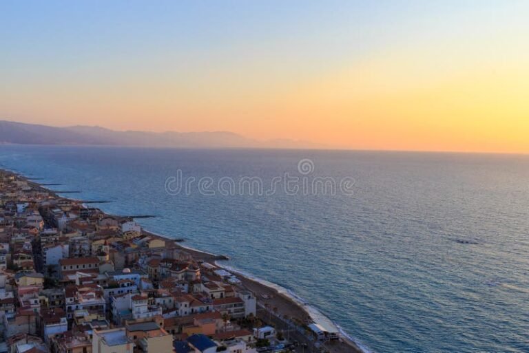 vista panoramica di capo dorlando al tramonto