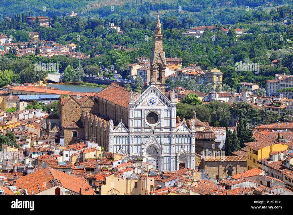 Quali sono le attrazioni e la storia di Piazza Santa Croce a Firenze