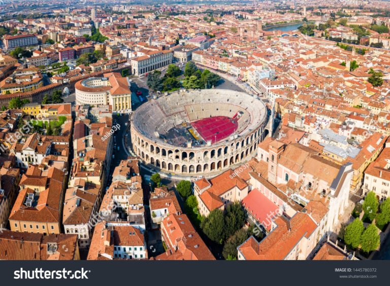 Quali sono le informazioni utili presso l'Ufficio del Turismo di Verona 46 vista panoramica di verona con larena