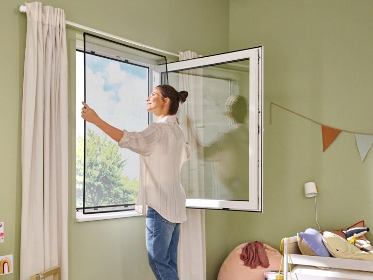 zanzariera su misura installata in una finestra